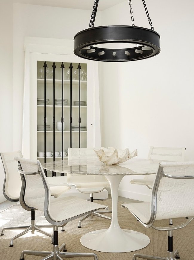 Podkrovný mezonetový byt v Benátkach-biele kovové stoličky, čierna závesná lampa-priemyselný elegantný