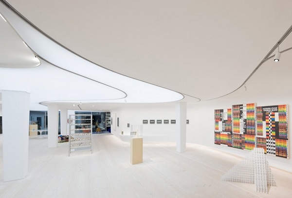 Interiér luxusného podkrovia v bielej farbe