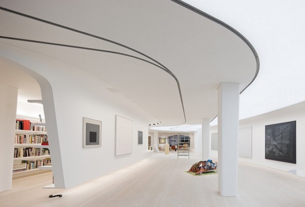 Interiér luxusného podkrovia v bielej farbe