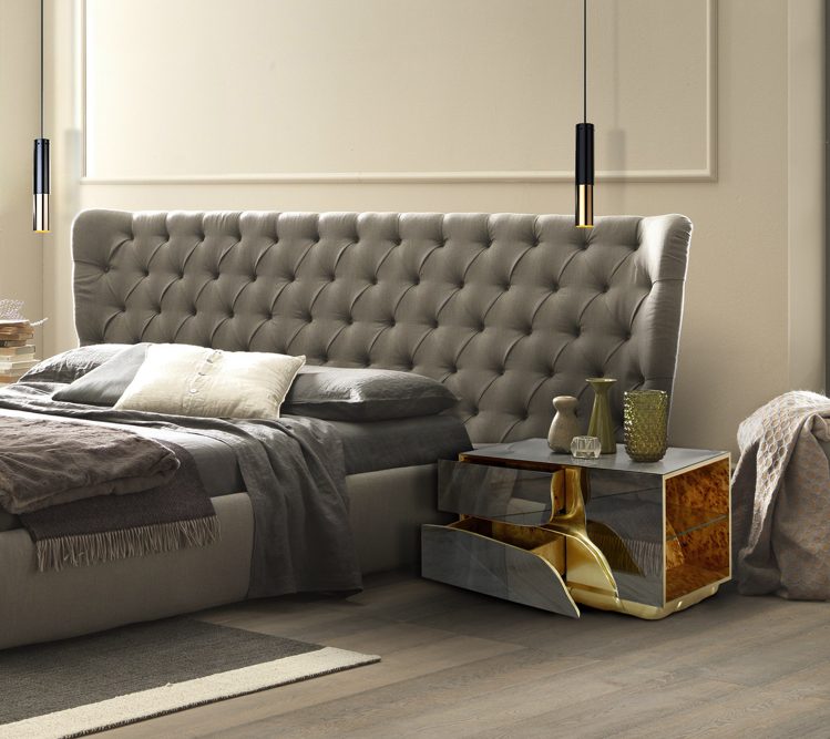 Nočný stolík s dvoma zásuvkami a bočnou policou luxusný nábytok-nočný stolík-zásuvky-police-sivá