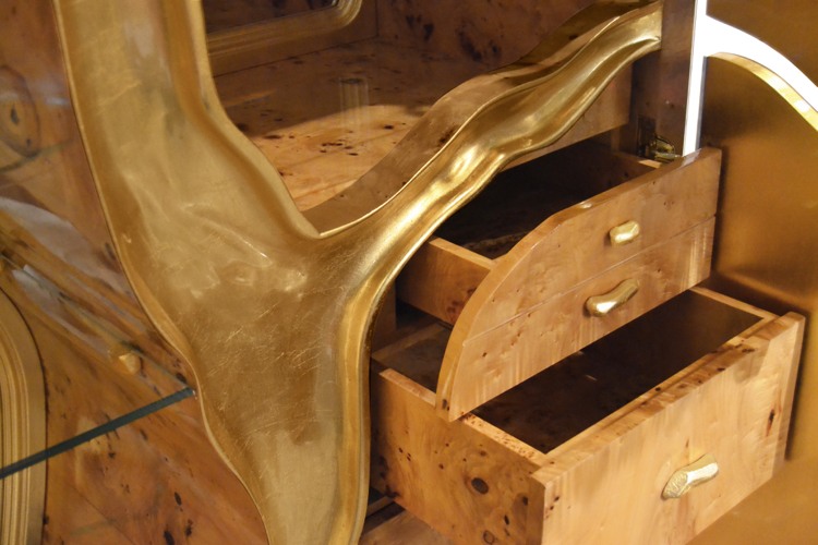 Mosadz a drevo majú teplý vzhľad luxusný nábytok-vysoká skrinka-mosadz-drevo-interiérové zásuvky