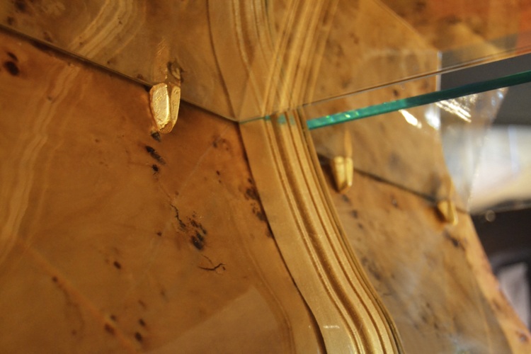 Sklenené police a drevené telo vo vnútri luxusný nábytok-vysoká skrinka-mosadz-akcenty