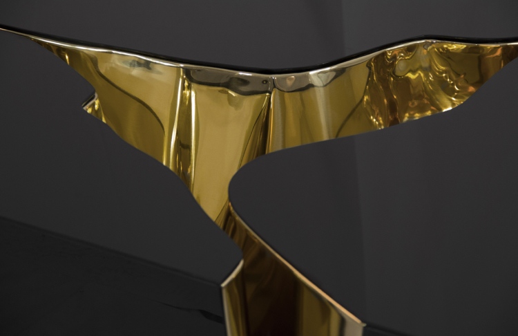 Mosadzný detail v tele konferenčného stolíka Luxusný nábytok moderný-konferenčný stolík-mosadz-detail