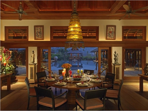 luxusný rezort v Thajsku za okrúhlym stolom okrúhly stôl v luxusnom rezorte v Thajsku