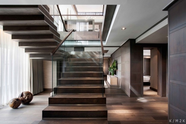 jeden jediný hotelový súkromný bytový interiér teplé drevo tmavé