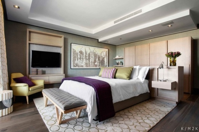 penthouse spálňa vstavaný strop svetlo drevo