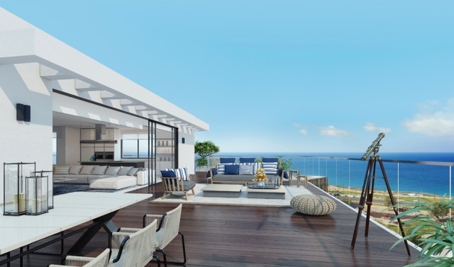 Moderný-apartmán-panoramatická-terasa-s-výhľadom na more-drevená podlaha-obývací priestor-vonku