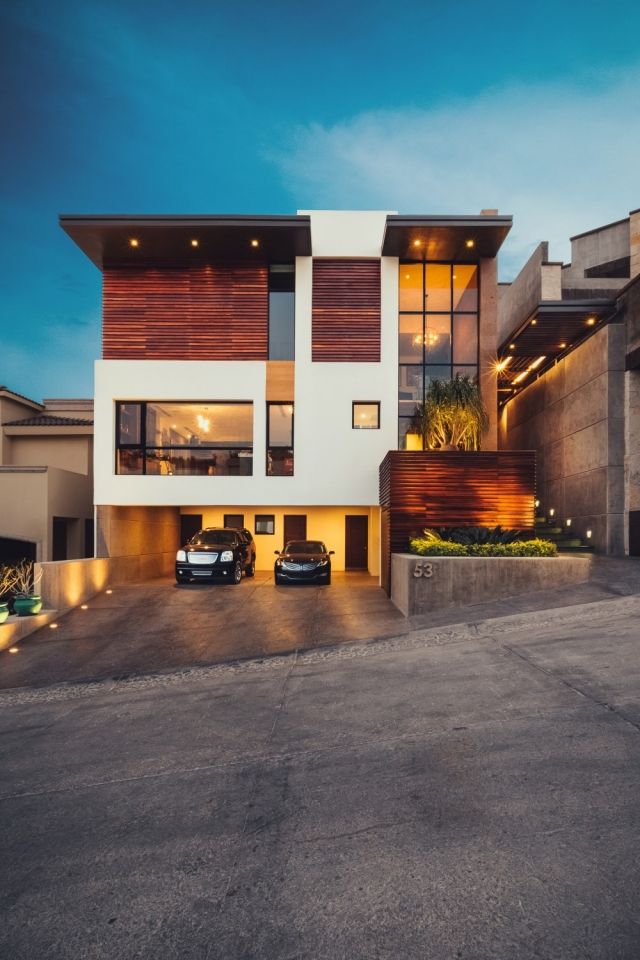 moderný dom-ulica-fasáda-drevený obklad-parkovacie-miesto-pre-autá