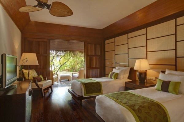 Luxusný plážový hotel s drevenou stenou