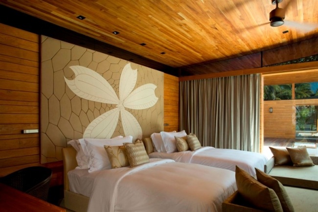 Luxusná vila-spálňa s moderným zariadením Luxusná vila s moderným nábytkom a stenou v spálni