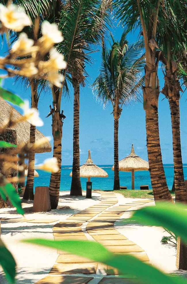 Čistá exotika, romantické chodníky, piesočná pláž, výhľad na Constance Belle Mare Plage romantické ostrovné cesty-piesočná pláž s výhľadom na pláž Constance Belle Mare