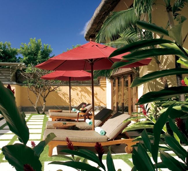 Luxusný lehátkový ležadlo s ležadlom a červeným bazénom exotický park luxusný rezort lehátka ležadlo slnečník červená paluba pri bazéne