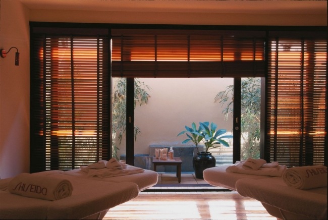 Interiér kúpeľného wellness centra s príjemnou atmosférou Kúpele wellness areál rezort luxusná dovolenka interiérový dizajn interiérový dizajn