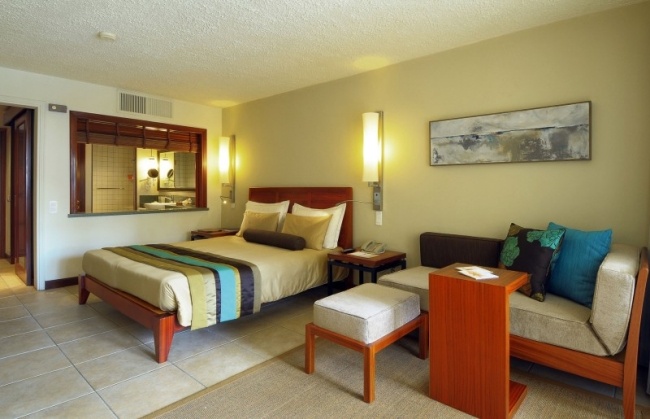 Zariadenie hotelovej izby-útulná farebná schéma domáceho textilu Constance-Belle-Mare-Plage Hotel dvojlôžková izba útulná farebná schéma osvetlenie Constance Belle Mare Plage