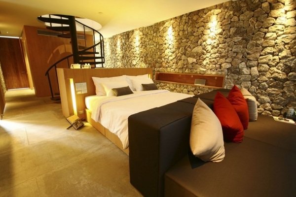 interiér stena stena dizajn prírodný kameň vstavané skrine interiérový dizajn