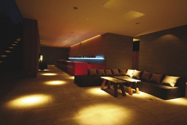 reštaurácia bar luxusný hotel kui buri thajsko trendový nábytok dekoračné vankúše