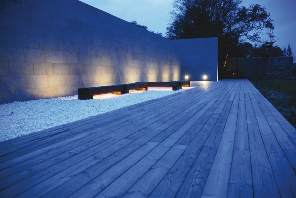 drevená terasa jemné osvetlenie luxusný rezort kui buri thajsko