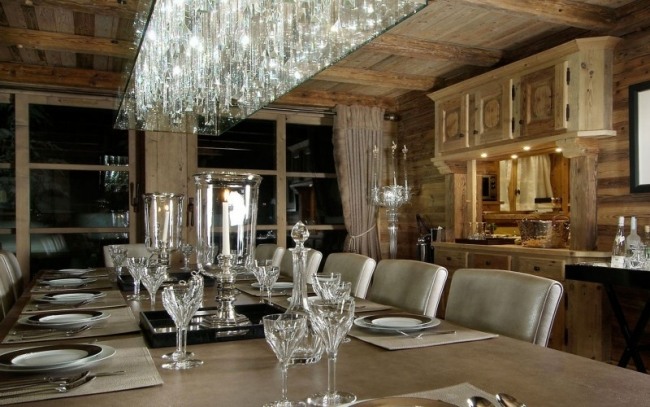 luxusná horská chata francúzske Alpy jedálenský kút krištáľový závesný ľahký jedálenský stôl luxusná lyžiarska horská chata francúzske Alpy jedálenský kút krištáľový závesný ľahký jedálenský stôl