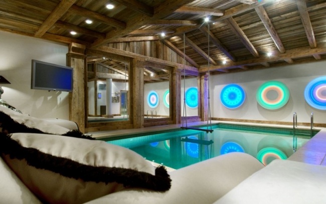 luxusná lyžiarska horská chata krytý bazén hojdačka nástenná dekorácia svetelné gule krytý bazén lyžiarska horská chata hojdačka nástenná dekorácia svetelné gule