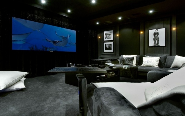 Luxusné zariadenie pre lyžiarsku chatu so zabudovaným stropom v kinách tmavosivých farieb lyžiarska chata zariadenie alpskej chaty kino tmavosivé farby zapustený strop