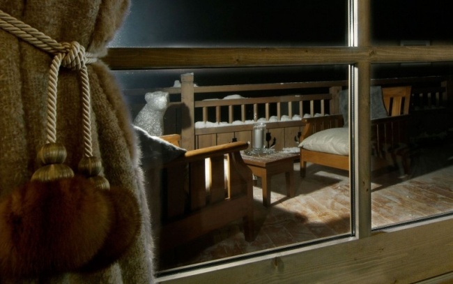 luxusná lyžiarska chata francúzske alpy terasa drevené stoličky luxusná lyžiarska chata francúzske alpy terasa záclony drevené stoličky