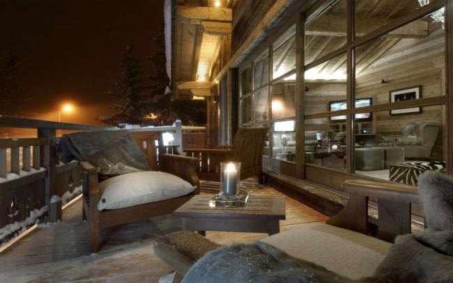 luxusná horská chata francúzske alpy terasa snehový drevený nábytok luxusná chata francúzske alpy terasa snehový drevený nábytok