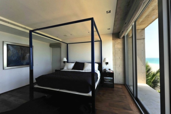 čierna spálňa v letnom dome s posteľou s baldachýnom