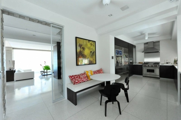 Luxusná interiérová čiernobiela kuchyňa