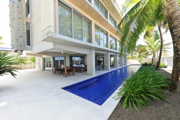 moderný letný dom-bazén-terasa-nábytok