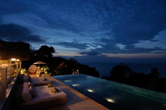 bazén s ležadlami s výhľadom na more dovolenkový dom Chan-Grajang-phuket