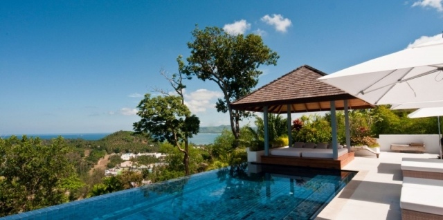 Pavilón drevo nekonečný bazén vila chan grajang phuket thajsko