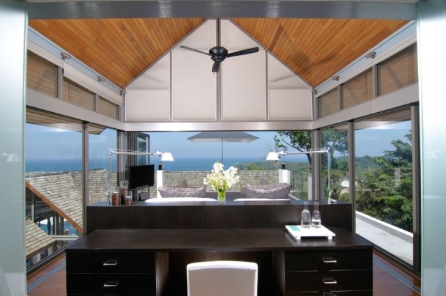 Kuchyňa s presklenou stenou z nerezovej ocele ostrov luxusná vila Chan-Grajang thajsko