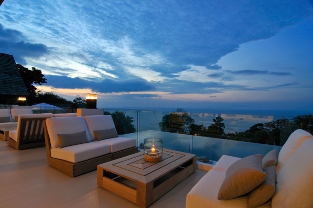 západ slnka krásny nekonečný bazén vila-chan grajang salónik vonkajší nábytok