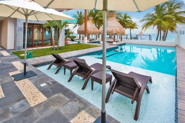 ležadlo bazén vila luxusné mexiko karibské pobrežie moderný relax kreslo bazén prímorský dom luxus Mexiko karibské pobrežie trendová relaxácia