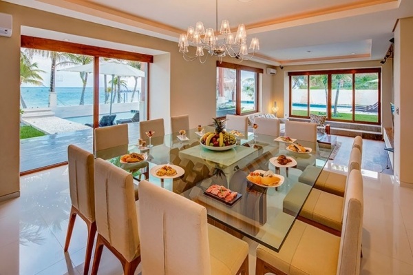 jedálenský stôl interiér vila luxusné trendové zasklenie stien exotické jedálenský stôl interiér prázdninový dom luxusné moderné zasklenie stien exotické