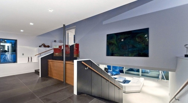 schodisko do luxusnej vily s dizajnovou recepciou luxusná vila vstupná chodba schody