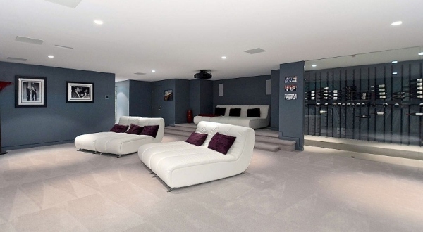 ležadlo v luxusnom domácom kine luxusná vila domáce kino biele ležadlo