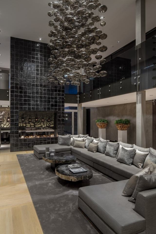 interiérový dizajn luxusná rezidencia-Rotterdam Robert-Kolenik Lesklá sivá závesná lampa