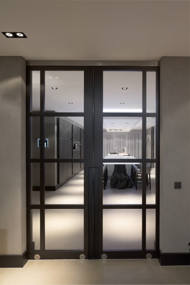 Dizajnová obývacia izba so sklenenými posuvnými dverami Robert-Kolenik