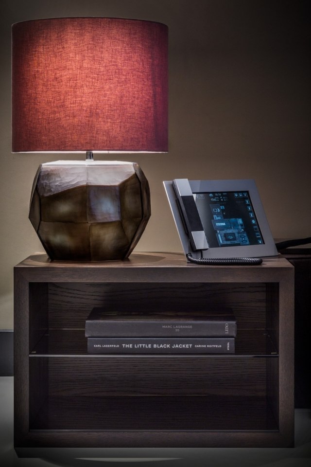 Hi-tech byt-luxusná podlahová lampa do vily k nočnému stolíku