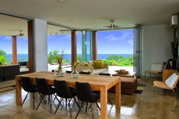 Moderná vila s interiérom bazéna a architektúrou-jedálenský stôl z dreva