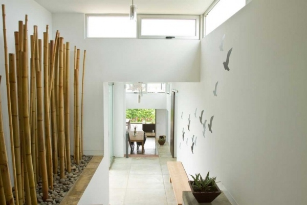 Chata na chodbe s návrhom bambusových palíc