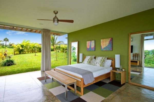 Prázdninový dom s dizajnom spálne-otvorená sklenená stena s výhľadom na more