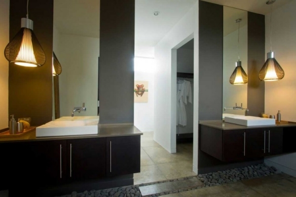 Závesná lampa do kúpeľňového vybavenia