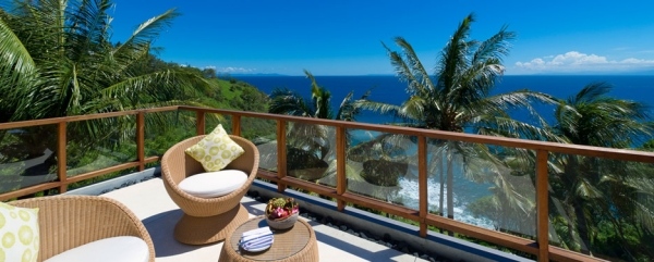 Villa-Indonézia ratanový záhradný nábytok-výhľad na more sklenené zábradlie palmy