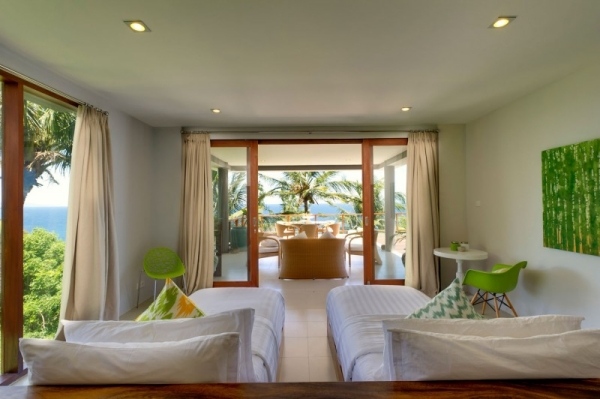 Dvojlôžková izba, prázdninový dom, Indonézia, stropné svetlá so zeleným akcentom