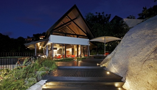 Tradičné thajské osvetlenie chaty so sklenenou stenou a dizajnom drevenej paluby