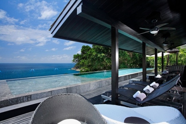 Vila nekonečný bazén drevená terasa zastrešenie kovový ratanový nábytok