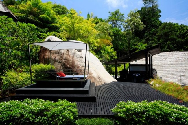 moderná vila so záhradou drevená paluba altánok čierna záhrada hotelová záhrada