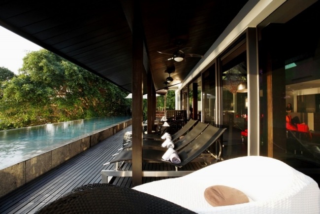 Chata v bazéne z dažďového pralesa vonkajšie strešné ležadlá